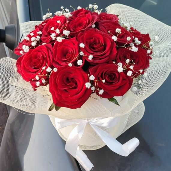 pretty red flowers with white decoration