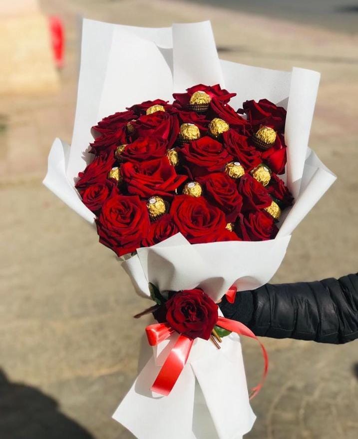 Roses and a piece of chocolate