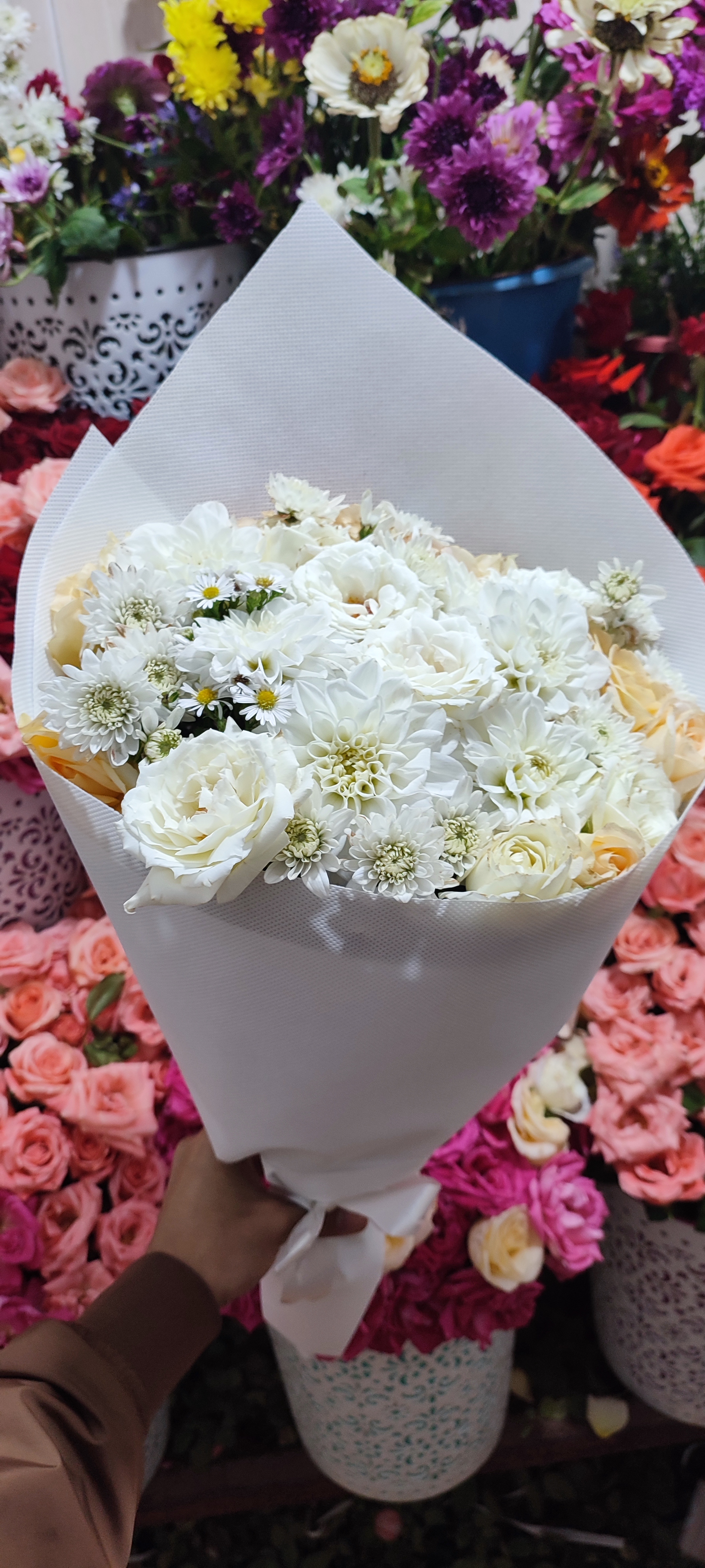 Bouquet of roses and white flowers