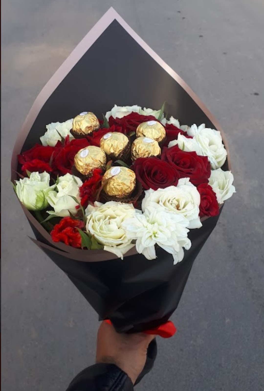 Bouquet of roses with chocolate